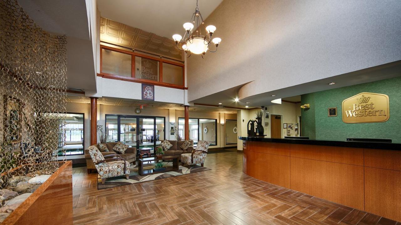 Inn & Suites Мерилвил Екстериор снимка