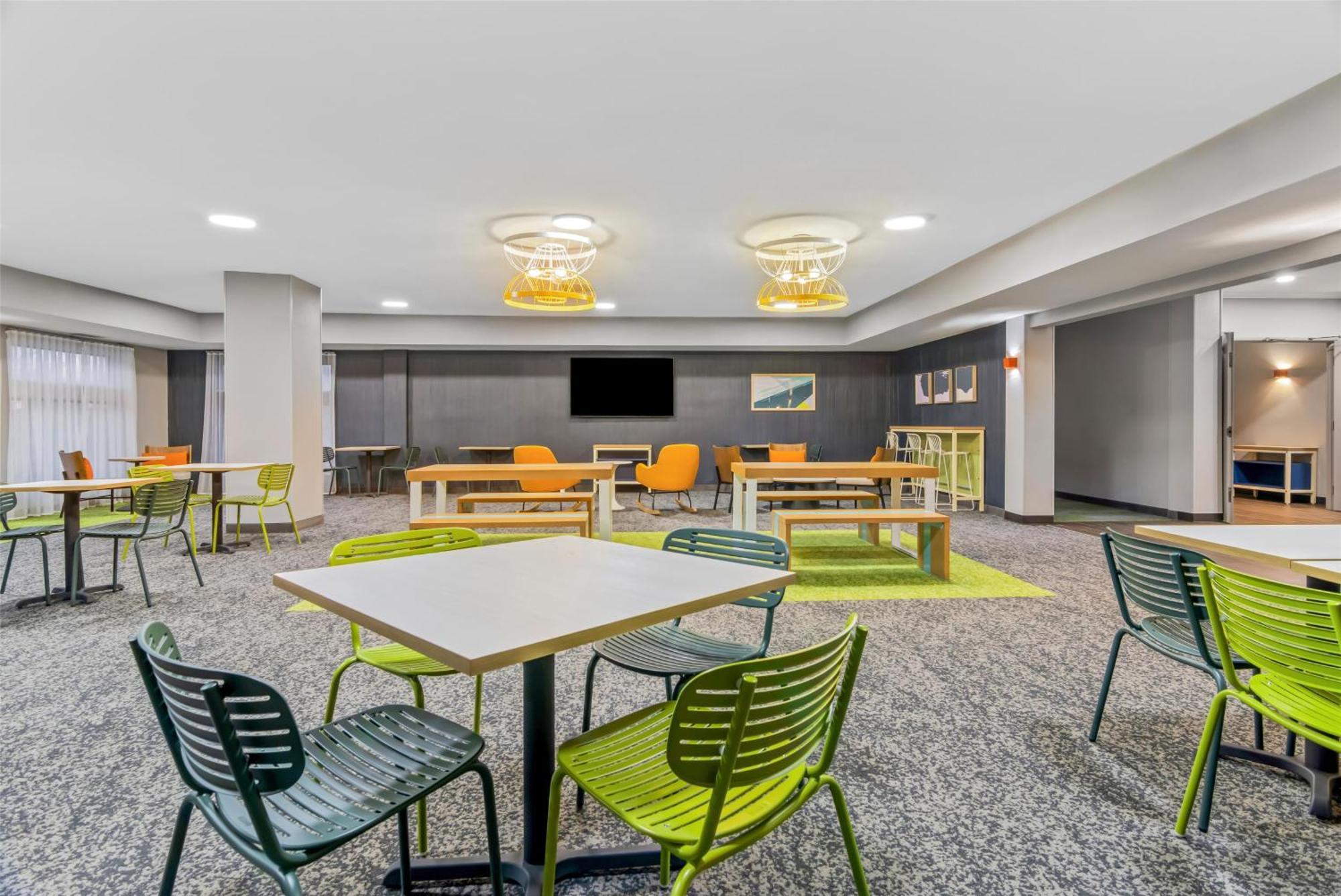 Inn & Suites Мерилвил Екстериор снимка