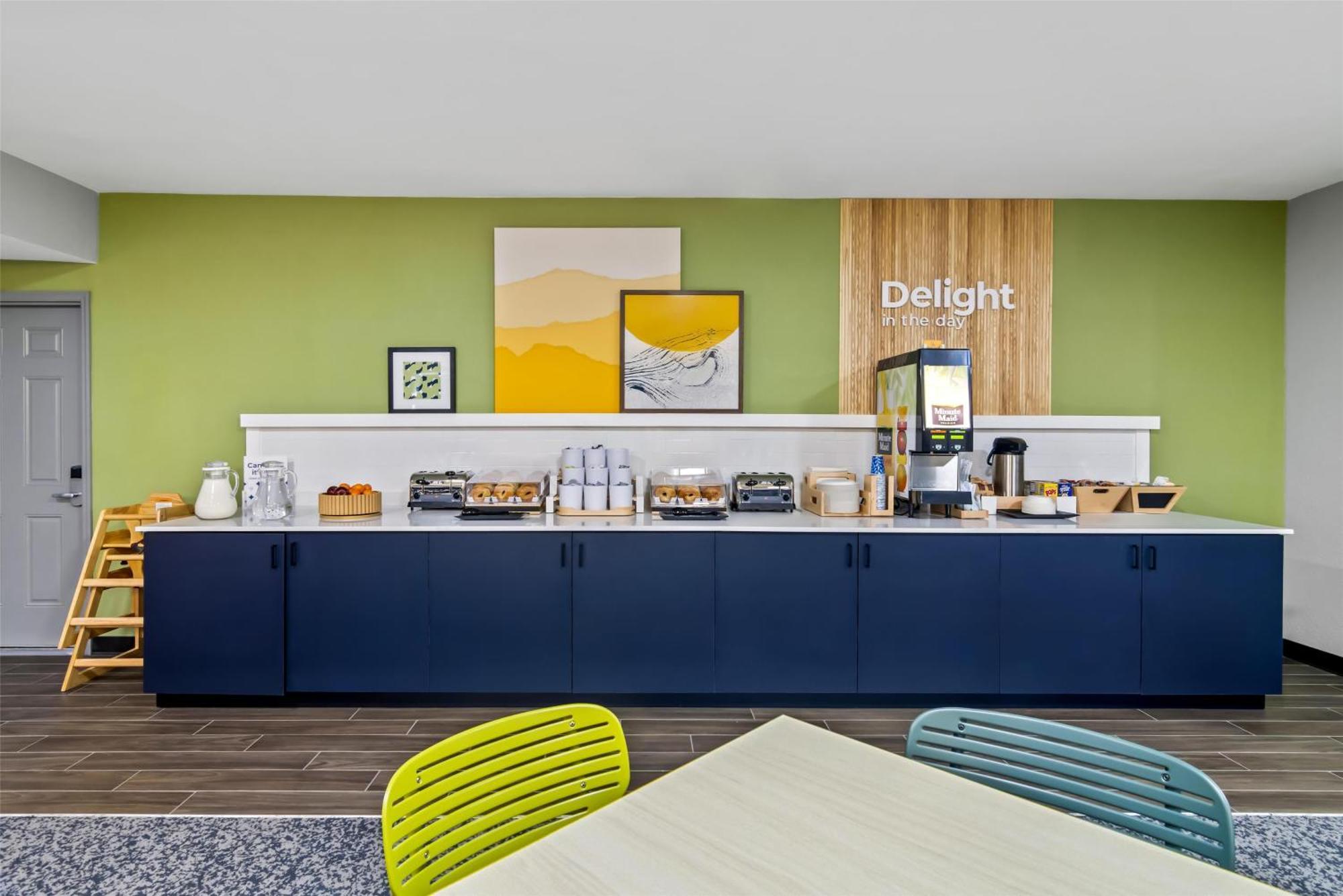 Inn & Suites Мерилвил Екстериор снимка