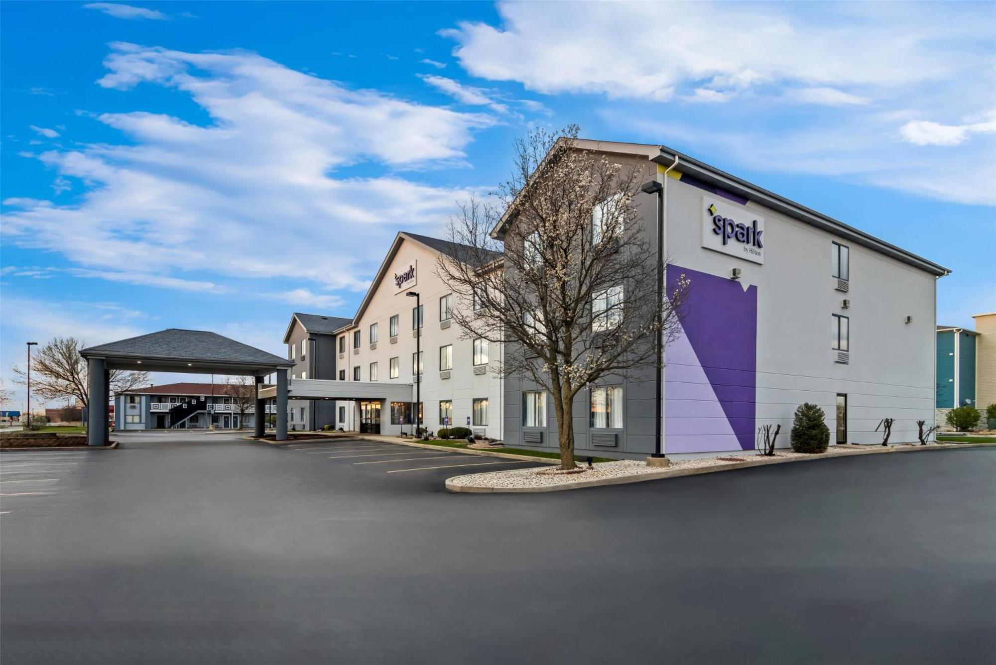 Inn & Suites Мерилвил Екстериор снимка