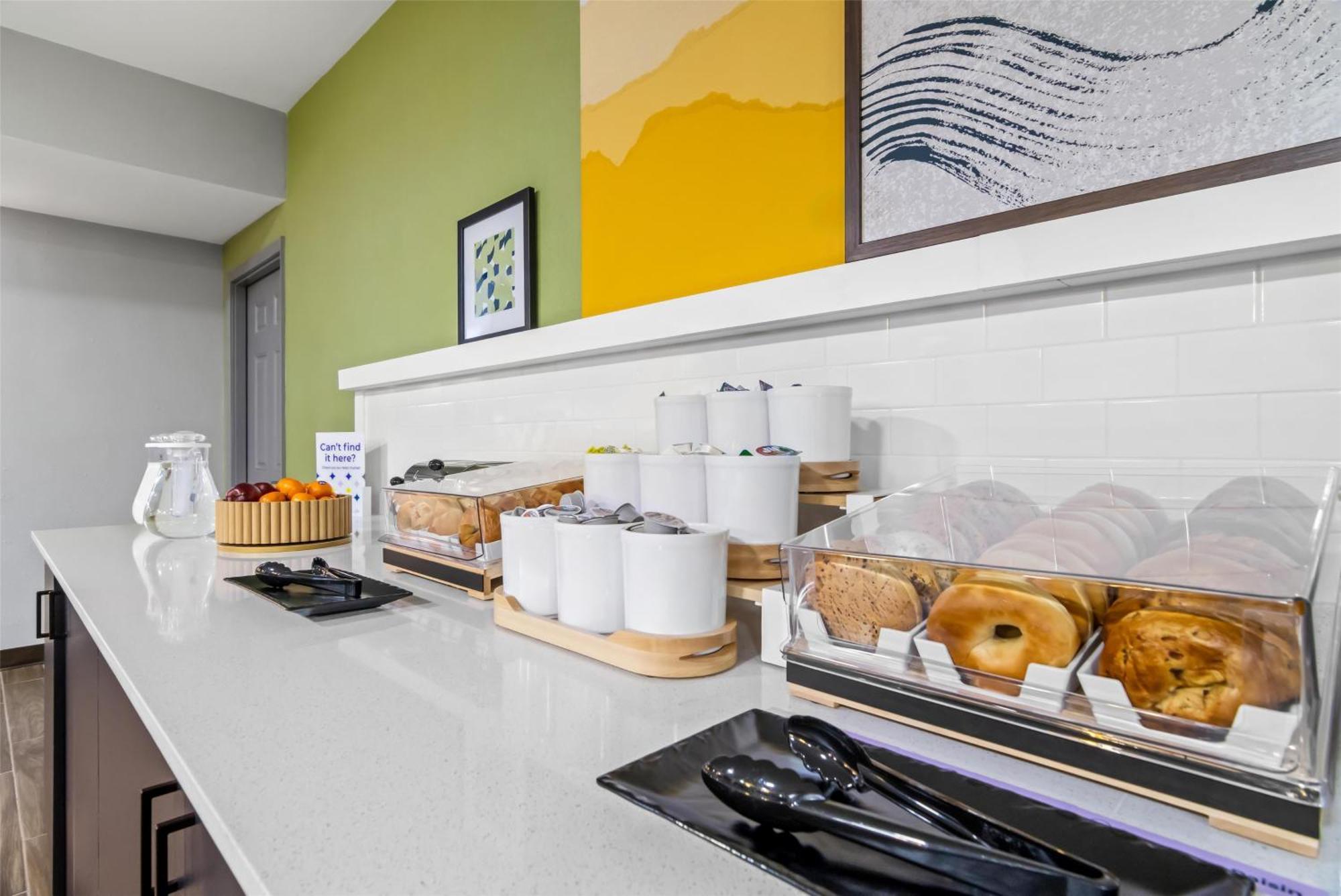Inn & Suites Мерилвил Екстериор снимка